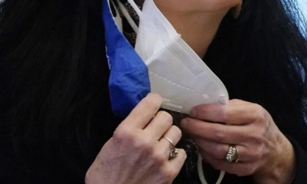Ελληνας ερευνητής στις ΗΠΑ: Τι ισχύει για τη διπλή μάσκα, το κόλπο για να δούμε αν εφαρμόζει σωστά